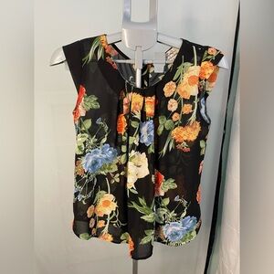 Twine and string size medium, black floral sleeveless blouse‎